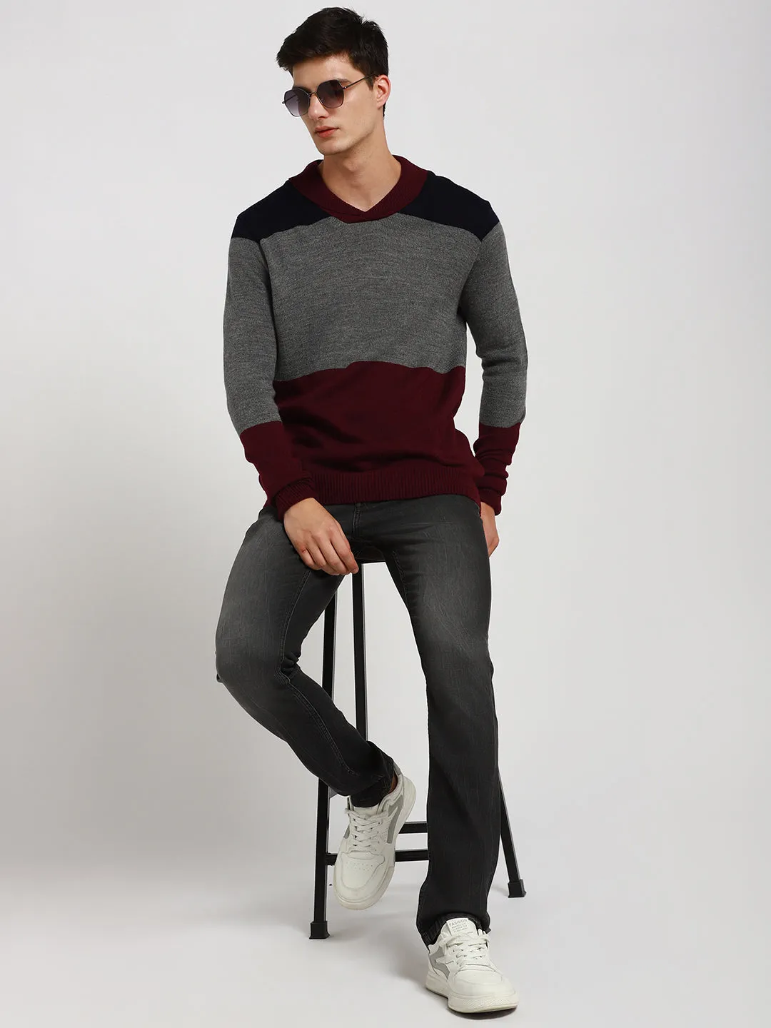Men's  Navy Colorblock V-neck Pullover sweater